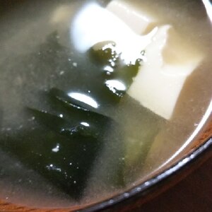 豆腐とわかめと玉ねぎの味噌汁